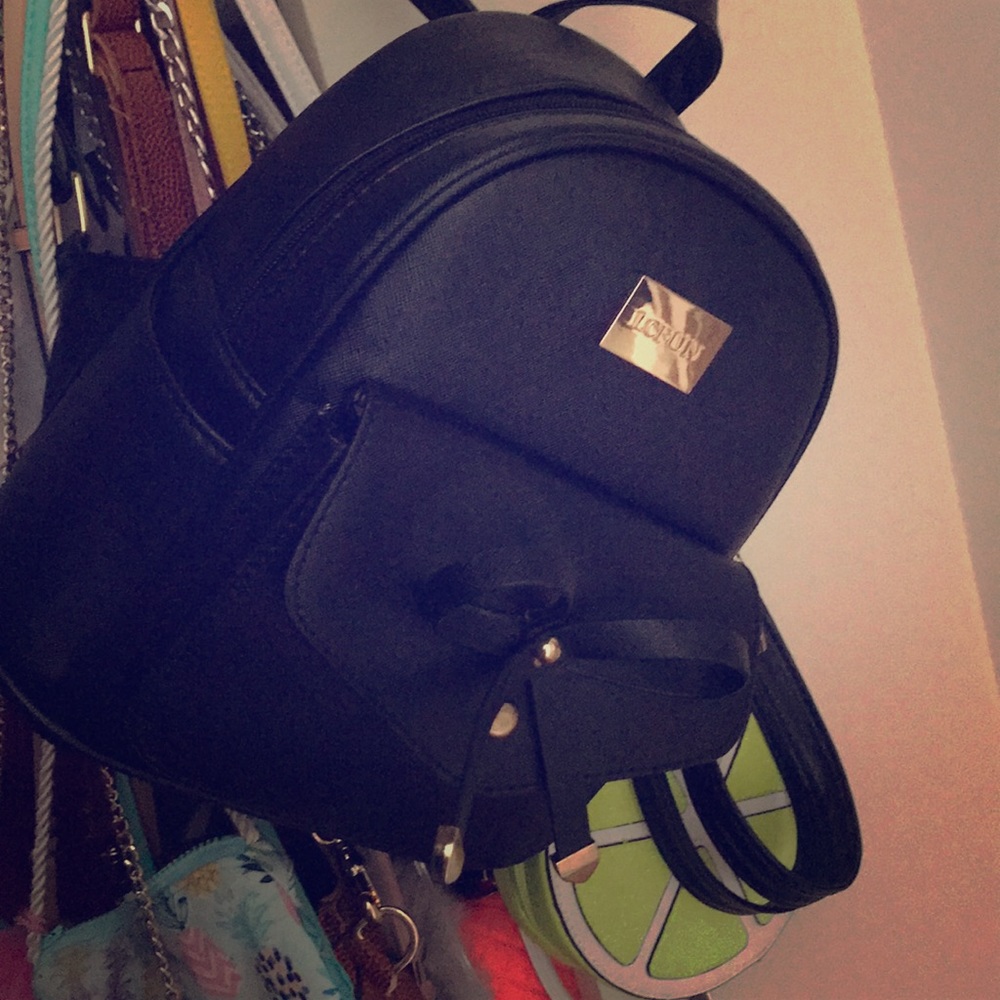Black hand bag